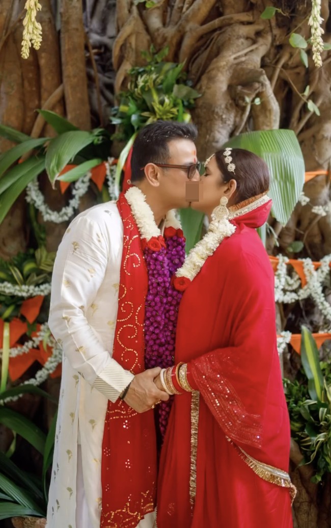 Kareena Kapoor dan Saif Ali Khan juga menggelar upacara pernikahan dua kali karena beda agama, Islam dan Nasrani. Pernikahan mereka sempat menjadi sorotan kala itu karena keluarga yang taat pada agama masing-masing sehingga sempat terjadi pegolakan walau akhirnya tetap menikah.  Foto: Instagram