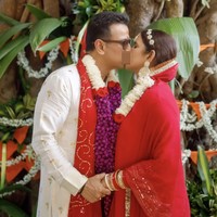 Kareena Kapoor dan Saif Ali Khan juga menggelar upacara pernikahan dua kali karena beda agama, Islam dan Nasrani. Pernikahan mereka sempat menjadi sorotan kala itu karena keluarga yang taat pada agama masing-masing sehingga sempat terjadi pegolakan walau akhirnya tetap menikah.  Foto: Instagram