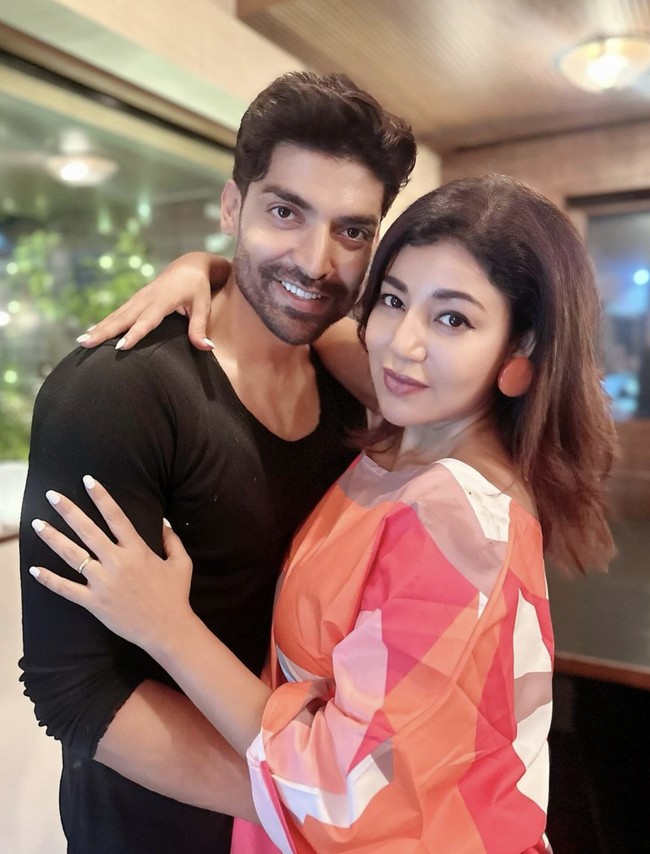 Pasangan selebriti Bollywood, Gurmeet Choudhary dan Debina Bonnerjee menikah lagi dalam upacara Bengali setelah 11 tahun bersama. Faktanya, mereka menikah lagi untuk sebuah film pendek realita garapan sutradara Ram Kamal Mukherjee. Foto: Instagram
