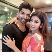 Pasangan selebriti Bollywood, Gurmeet Choudhary dan Debina Bonnerjee menikah lagi dalam upacara Bengali setelah 11 tahun bersama. Faktanya, mereka menikah lagi untuk sebuah film pendek realita garapan sutradara Ram Kamal Mukherjee. Foto: Instagram