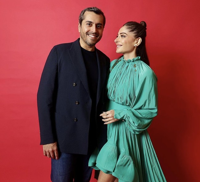 Selebriti Hollywood yang menikah dua kali karena berbeda agama adalah Kanika Kapoor dan pengusaha Gautam Hathiramani. Pernikahan awalnya dilakukan dengan tradisi Hindu pada Mei 2022 kemudian menikah lagi dalam upacara Kristen di Juni 2022. Foto: dok. Instagram