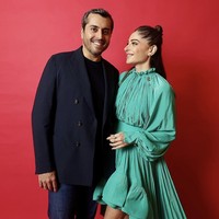 Selebriti Hollywood yang menikah dua kali karena berbeda agama adalah Kanika Kapoor dan pengusaha Gautam Hathiramani. Pernikahan awalnya dilakukan dengan tradisi Hindu pada Mei 2022 kemudian menikah lagi dalam upacara Kristen di Juni 2022. Foto: dok. Instagram