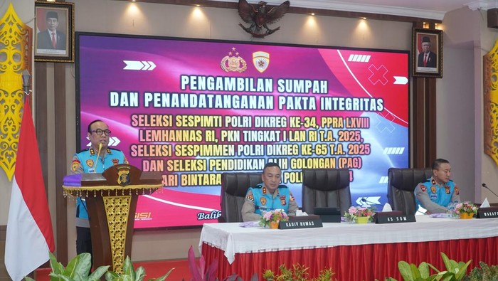 As SDM Kapolri Irjen Dedi Prasetyo memimpin penendatanganan pakta integritas dan pengambilan sumpah seleksi sespim dan pendidikan ahli golongan Polri.