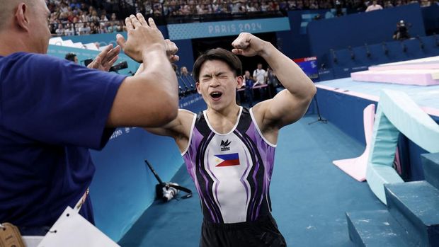 Atlet Lompat Putra Filipina, Carlos Edriel Yulo dari bereaksi setelah memenangkan emas dalam Olimpiade Paris 2024. (REUTERS/Amanda Perobelli)