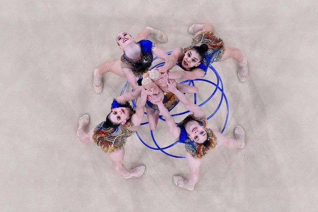 Inilah tim senam ritmik Israel saat tampil di Olimpide 2024 di Paris, Prancis. Pada pertandingan akhir pekan kemarin, tim senam ritmik sukses membawa pulang medali perak. Foto: REUTERS/Athit Perawongmetha