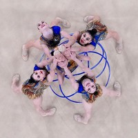 Inilah tim senam ritmik Israel saat tampil di Olimpide 2024 di Paris, Prancis. Pada pertandingan akhir pekan kemarin, tim senam ritmik sukses membawa pulang medali perak. Foto: REUTERS/Athit Perawongmetha