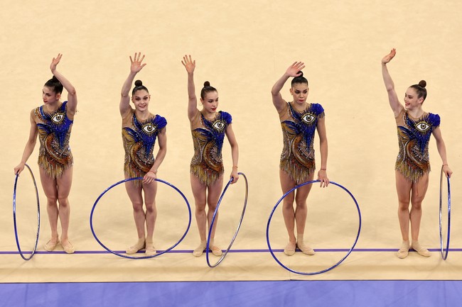 Simbol mata satu seperti yang terlihat di baju seragam tim senam Israel dan pada uang Dolar, maknanya lebih dekat kepada simbol Kristiani. Dilansir dari tulisan Apa makna sebenarnya dari mata yang muncul di teori konspirasi? dalam Business Insider, simbol itu tampil dalam lukisan Supper of Emmaus karya Jacopo Carucci (Pontormo) tahun 1525. Segitiga melambangkan konsep Trinitas: Bapa, Putra, Roh Kudus. Cahaya yang memancar adalah cahaya ketuhanan. Foto: REUTERS/Mike Blake