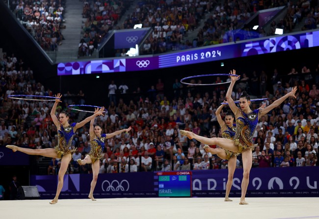 Tim senam ritmik Israel ini dipimpin oleh Romi Paritzki, dengan anggotanya Ofir Shaham, Diana Svertsov, Adar Friedmann, dan Shani Bakanov. Mereka meraih skor 68.850, berbeda sedikit dari tim China yang meraih medali emas dengan skor 69.800. Foto: REUTERS/Hannah McKay