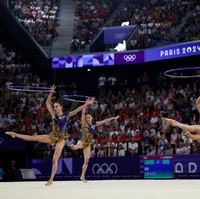 Tim senam ritmik Israel ini dipimpin oleh Romi Paritzki, dengan anggotanya Ofir Shaham, Diana Svertsov, Adar Friedmann, dan Shani Bakanov. Mereka meraih skor 68.850, berbeda sedikit dari tim China yang meraih medali emas dengan skor 69.800. Foto: REUTERS/Hannah McKay