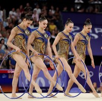 “Tim senam ritmik Israel mulai menjadi viral karena orang-orang menyadari makna dari kostum mereka,” demikian bunyi cuitan di X. “Itu adalah evil eye,” tulis netizen lagi. “Simbol mata di baju seragam tim senam Israel mirip lambang Illuminati,” tulis netizen lainnya. Foto: Getty Images/Jamie Squire