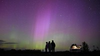 Aurora Borealis, yang juga dikenal sebagai Cahaya Utara, menerangi langit di dekat desa Borodinka di wilayah Omsk, Rusia, Selasa (13/8/2024).
