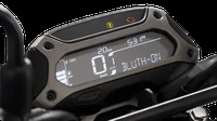 Fitur-fitur lain di motor ini antara lain lampu depan LED dan panel instrumen full digital. Foto: Dok. Bajaj Auto