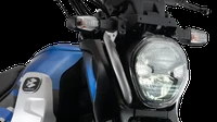 Untuk menggunakan mode bensin atau mode CNG, pengendara tinggal pencet tombol di setang bagian kiri. Foto: Dok. Bajaj Auto