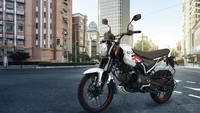 Secara desain, Bajaj Auto menggunakan sasis teralis yang terekspos, dengan bodywork yang simpel. Joknya tampak empuk dan rata, mirip jok-jok motor trail. Karena motor India, sudah pasti Bajaj Freedom juga menggunakan sari guard dan mud guard di bagian belakang. Foto: Dok. Bajaj Auto