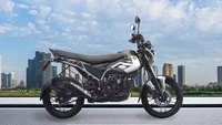 Dikutip dari situs resmi Bajaj Auto, Bajaj Freedom mengusung mesin 4 tak, berpendingin udara, yang menghasilkan tenaga 9,8 PS pada 8.000 rpm dan torsi puncak 9,7 Nm pada 5.000 rpm. Motor ini memiliki dua opsi bahan bakar, ada bensin dengan kapasitas tangki 2 liter, dan gas CNG dengan kapasitas 2 kg. Foto: Dok. Bajaj Auto