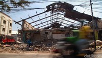 Pemkot Jakpus membongkar gedung seluas 982 meter persegi itu untuk dijadikan RTH.