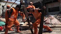 Pembongkaran melibatkan 300 personel dari pasukan Suku Dinas (Sudin) Sumber Daya Air (SDA), Sudin Bina Marga, Penanganan Prasarana dan Sarana Umum (PPSU), Sudin Pertamanan dan Hutan Kota (Tamhut), dan Sudin Lingkungan Hidup (LH).
