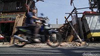 Lahan itu merupakan hasil ruilslag (tukar guling) yang dilakukan Lurah pada tahun 1980-an. Lahan itu sempat menjadi gedung pertunjukan film dan baru diketahui merupakan lahan milik Pemprov DKI Jakarta sekitar tiga tahun lalu.