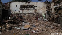 Terkait kegiatan pembongkaran bangunan, prosesnya membutuhkan waktu rampung paling cepat sepekan dan paling lambat dua pekan.