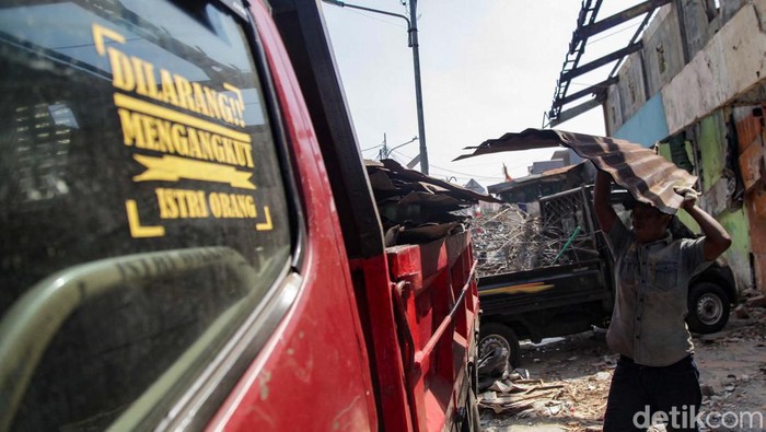 Bakal Jadi RTH, Gedung Bekas Johar Baru Teater Jakpus Dibongkar Gedung bekas Johar Baru Teater di Jakarta Pusat (Jakpus) dibongkar. Area ini akan diubah menjadi ruang terbuka hijau (RTH).