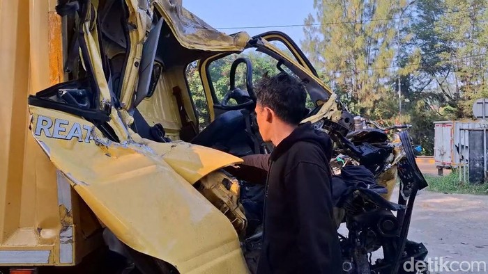 Bangkai truk yang dikendarai Sarkani, warga Banten di pool derek Purwakarta