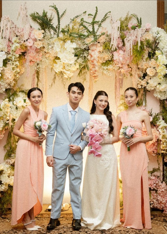 Cassandra Lee melangsungkan pernikahan dengan Ryuken Lie pada 8 Agustus 2024 lalu. Bintang sinetron ini didampingi dua sahabatnya, Beby Tsabina dan Sephora Sievert. Foto: Instagram/@bebystabina @sephorasievert