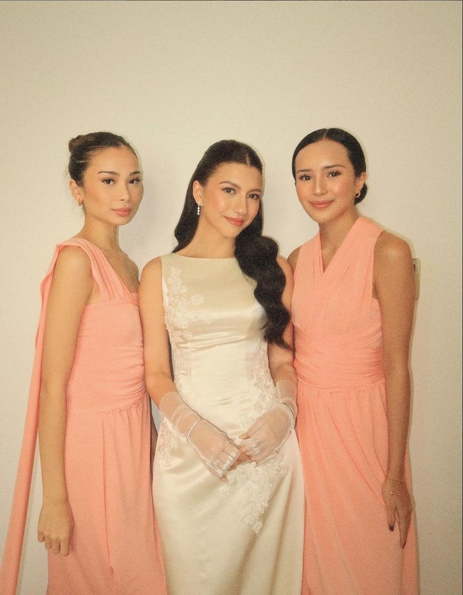 Aksen drapery membuat penampilannya tampak anggun. Sepatu pointy putih dengan hiasan kristal melengkapi busananya. Foto: Instagram/@bebystabina @sephorasievert