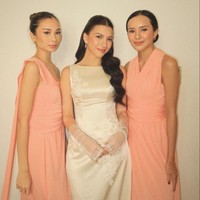 Aksen drapery membuat penampilannya tampak anggun. Sepatu pointy putih dengan hiasan kristal melengkapi busananya. Foto: Instagram/@bebystabina @sephorasievert