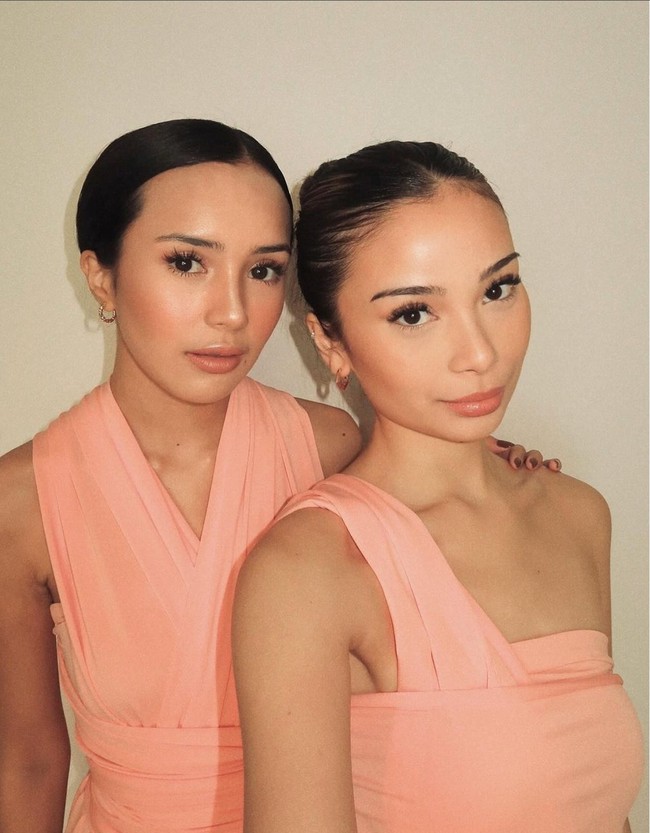 Makeup pun bernuansa peach, menyesuaikan dengan tema pakaian yang dia kenakan. Foto: Instagram/@bebystabina @sephorasievert