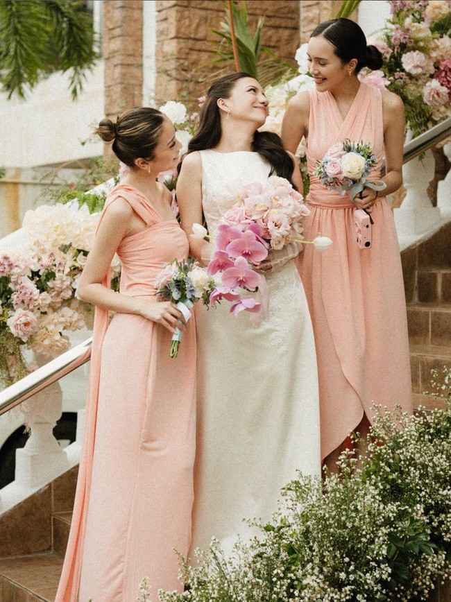 Beby Tsabina tampil cantik mempesona dengan wraped dress bernuansa peach. Foto: Instagram/@bebystabina @sephorasievert