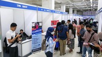 Warga tampak memadati bursa kerja ini.  
