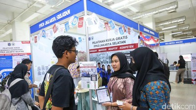 Pencari Kerja Serbu Job Fair di Jakarta