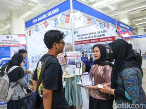 Pencari Kerja Serbu Job Fair di Jakarta