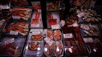 Tsukiji Market terkenal dengan penjual ikan dan hewan laut segar.