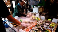 Pedagang menyiapkan makanan laut untuk dijual di Pasar Luar Tsukiji di Tokyo, Jepang, Senin (12/8/2024).