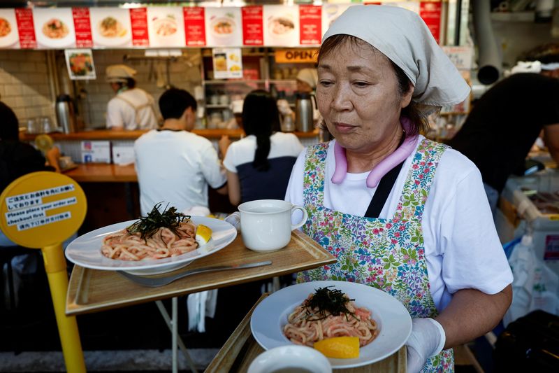 Berburu Olahan Laut Segar di Tsukiji Market Tokyo Vendors prepare seafood for sale at Tsukiji Outer Market in Tokyo, Japan, August 12, 2024. REUTERS/Willy Kurniawan