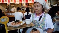 Biasanya wisatawan datang ke Tsukiji Market untuk menikmati olahan laut segar.