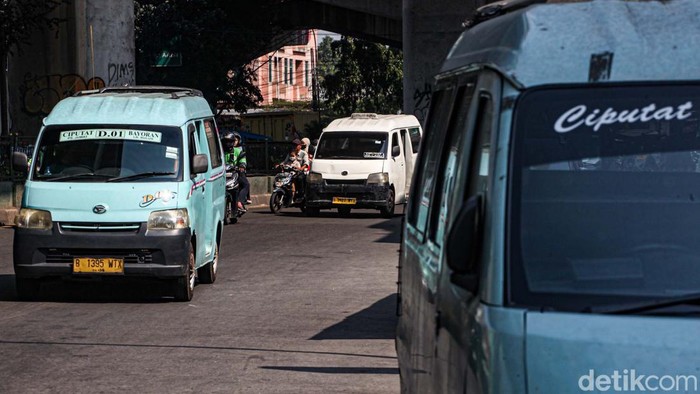Trayek angkutan umum atau angkot di Kota Tangerang Selatan akan ditambah. Penambahan trayek ini untuk saling terintegrasi dengan moda transportasi lainnya.