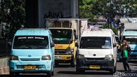 Pemkot Tangsel mencatat ada 13 rute angkot yang aktif melayani penumpang. Terdapat 377 unit kendaraan yang siap melayani penumpang di ke-13 rute tersebut.  