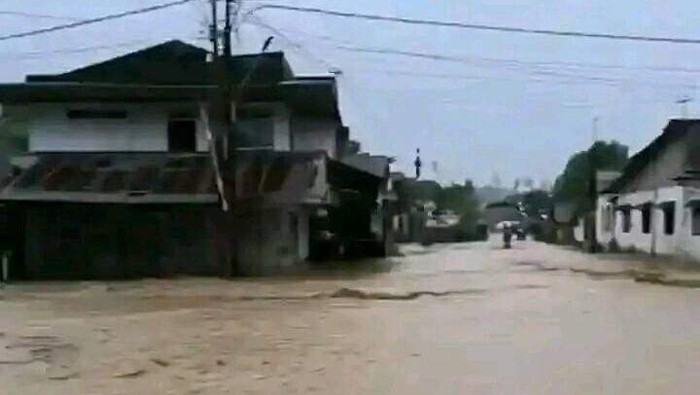 Banjir melanda tiga kecamatan di Kabupaten Bolmong, Sulawesi Utara. Satu rumah hanyut dan dua jembatan putus.