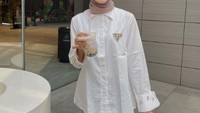 Saat cuaca tengah terik, ia suka memesan minuman manis untuk memulihkan suasana hatinya. Es bubble tea yang segar digenggamnya dengan erat. Foto: Instagram/cut.intannabila