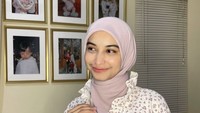 Ia membongkar rekaman kamera CCTV di dalam kamarnya ketika peristiwa itu berlangsung. Konon kejadian ini telah seringkali terulang di rumahnya. Foto: Instagram/cut.intannabila