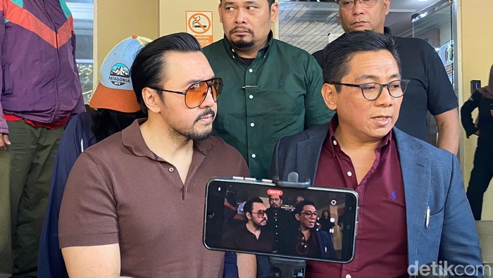 David Bayu mendampingi pemeriksaan putrinya AD di Polda Metro Jaya.