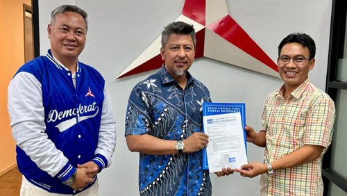 DPP Partai Demokrat saat menyerahkan surat rekomendasi kepada Wirawan-Sumardi untuk maju di Pilbup Karangasem pada 28 Juni 2024.
