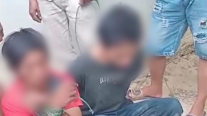 Dua pria diduga maling dihajar massa di Kendari.