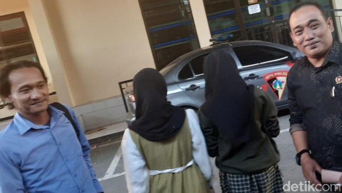 Dua santriwati di Situbondo melaporkan guru ngaji yang mencabulinya ke polisi