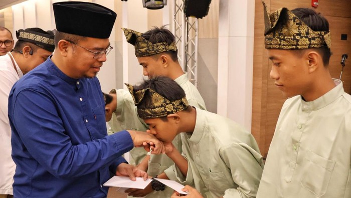 EVP Upstream Business PHR WK Rokan Andre Wijanarko saat memberikan santunan kepada anak yatim dalam acara Tasyakuran di Duri (Dok PHR)