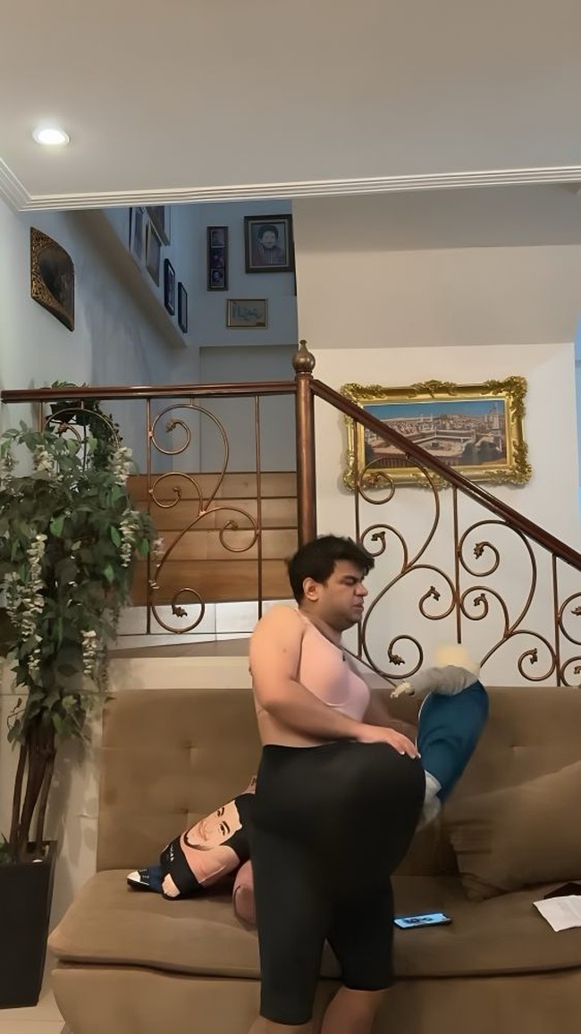 Tak hanya bra, Fadil juga mengenakan celana panjang legging berwarna hitam. Dengan bra dan legging ibu hamil, Fadil cosplay menjadi wanita yang tengah mengandung sambil harus mengurus balita. Foto: Instagram/@fadiljaidi