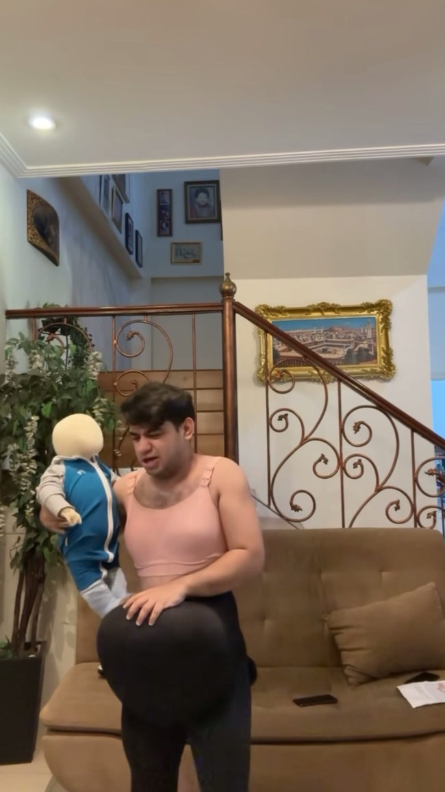 Dengan gaya kocaknya, Fadil terlihat berpura-pura kerepotan karena hamil dan harus mengurus balita. Ia tampak mendumel karena tak ada sosok suami yang hadir membantunya. Foto: Instagram/@fadiljaidi