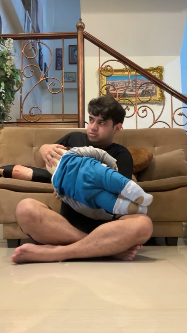 Nggak cuma sekedar mempromosikan bra dan legging ibu hamil, Fadil bahkan akting jadi ibu menyusui saat harus menyusui anaknya. Foto: Instagram/@fadiljaidi